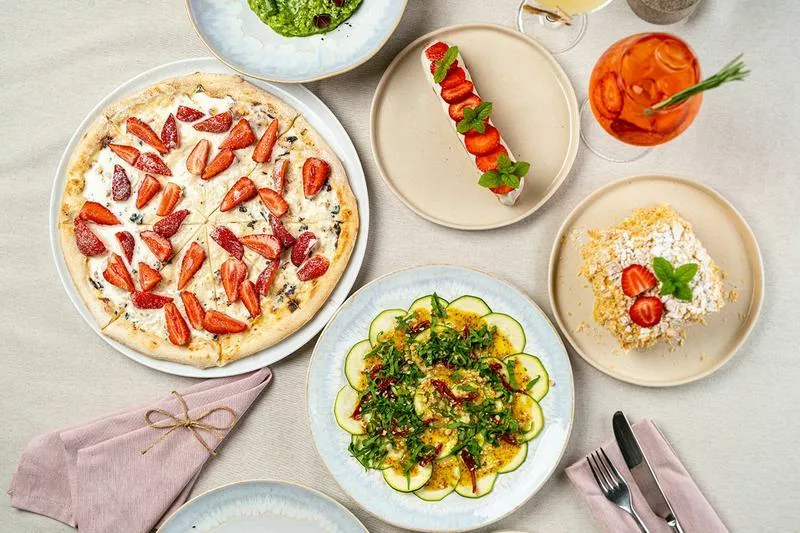 Пицца с маскарпоне и клубникой, эклер с клубникой, клубничный спритц, клубничный наполеон и карпаччо из цуккини с вялеными томатами