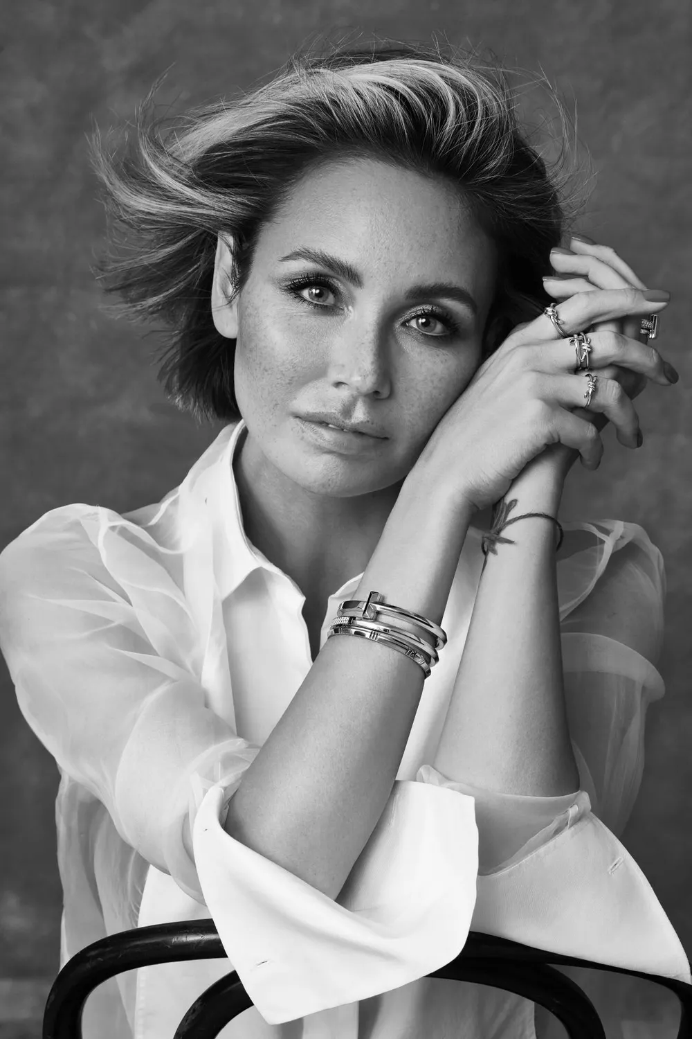 Рубашка, Dior; кольца, Tiffany T; браслеты, Tiffany T1; все - Tiffany & Co