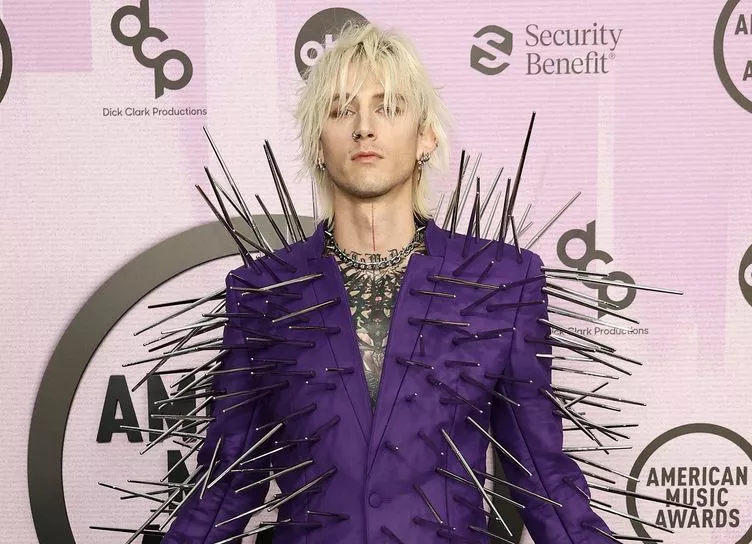 Machine Gun Kelly – в шипах, Тейлор Свифт – с наградами, а Криса Брауна освистали: как прошла American Music Awards