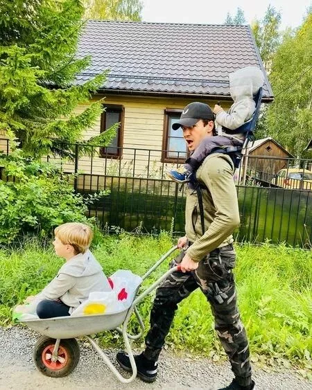 Максим Матвеев с сыновьями