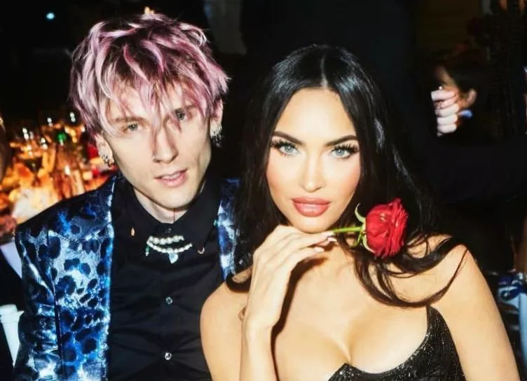 Меган Фокс показала роскошное кольцо в честь годовщины помолвки c Machine Gun Kelly