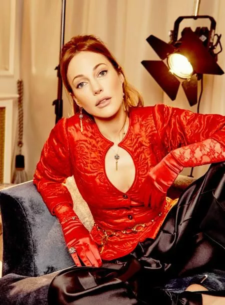 Жакет, Ungaro (VintageDream); брюки, Ruee; туфли, The Attico (Boutique No7); пояс, Chanel (VintageDream); колье, браслет, кольца, серьги, все — Pied De Poule, Roberto Bravo