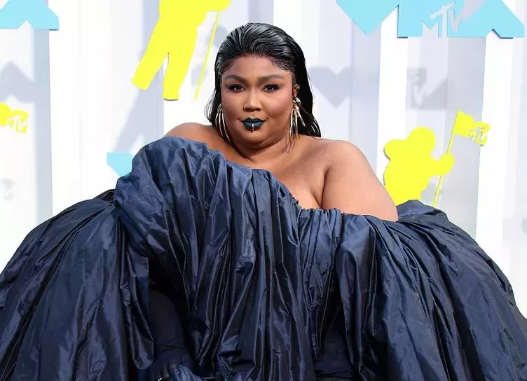 MTV VMA: Лиззо, Аврил Лавин, Тейлор Свифт, Эшли Грэм и другие на дорожке премии