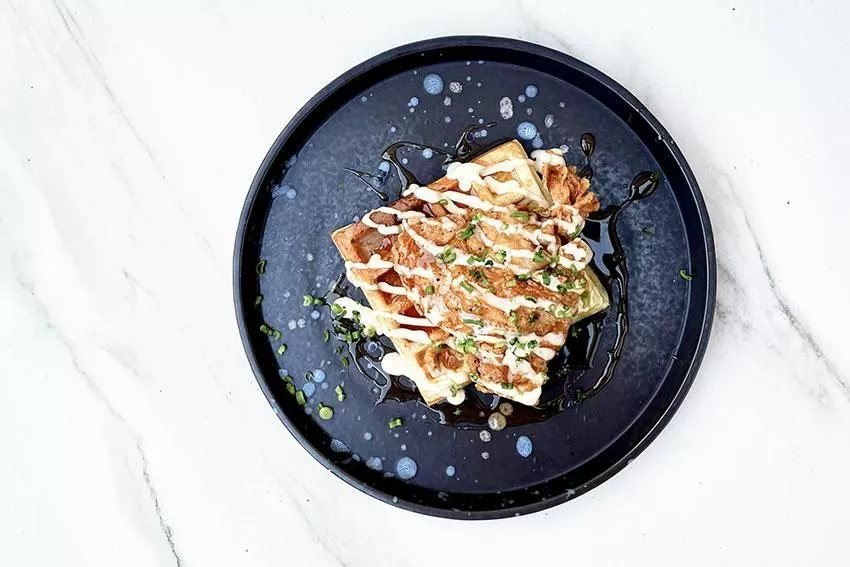 Хрустящая курица на картофельной вафле (400 руб.)