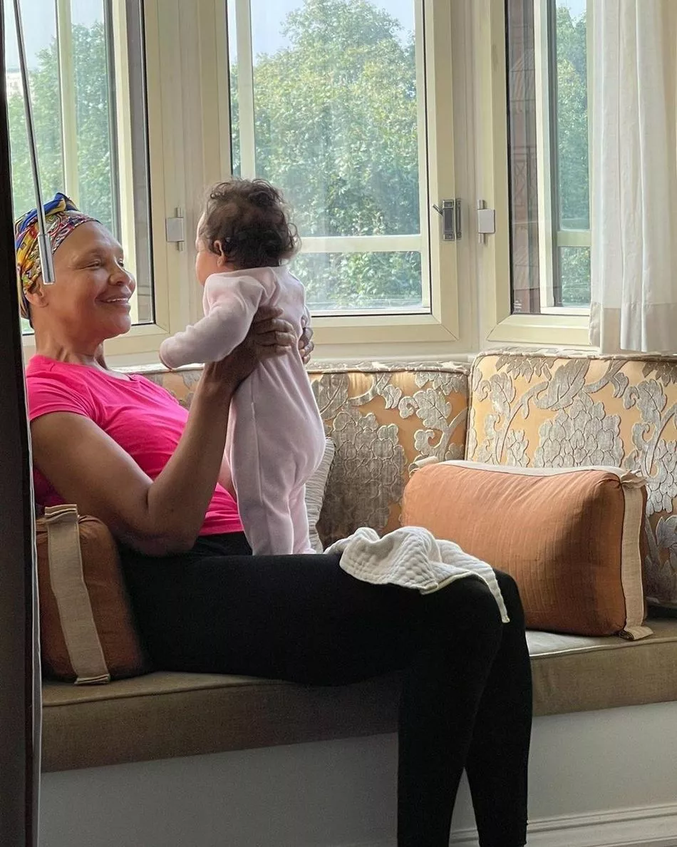 Мама Наоми Валери Моррис с внучкой