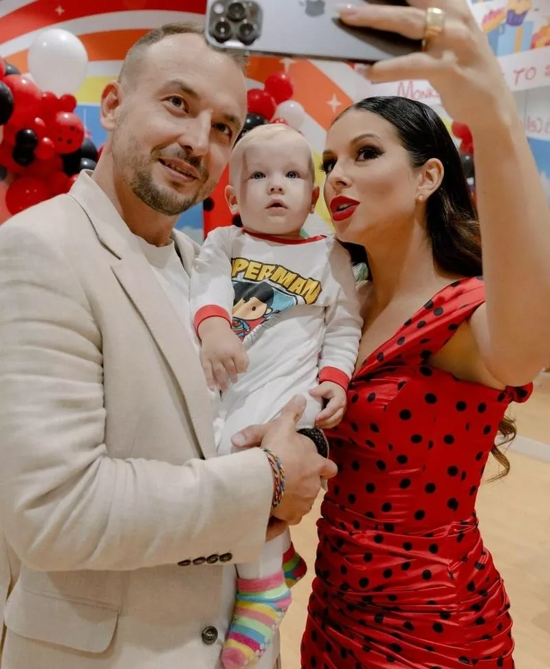 Нюша с супругом и младшим сыном Сафроном