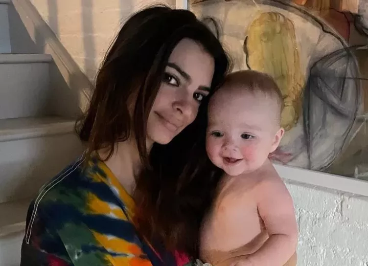 Обнаженные фото и гендерно-нейтральная вечеринка: как Эмили Ратажковски отметила первый день рождения сына