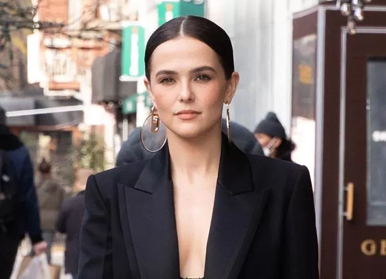 Образ дня: Зои Дойч в идеальном смокинге на весну