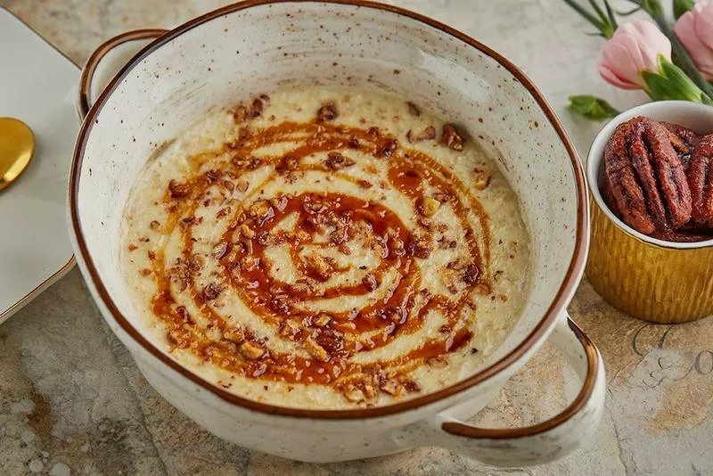 Овсяная каша с финиковым сиропом и орехами пекан 