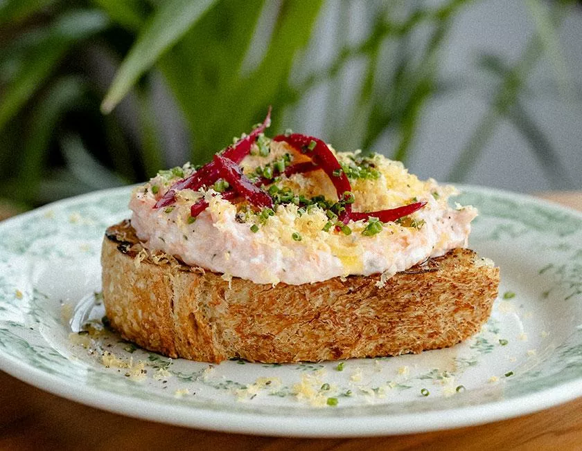 Тост с риетом из копченой форели и маринованным луком