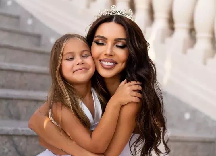 Пастельные шары и сверкающие наряды: как Оксана Самойлова отметила 5-летие дочери