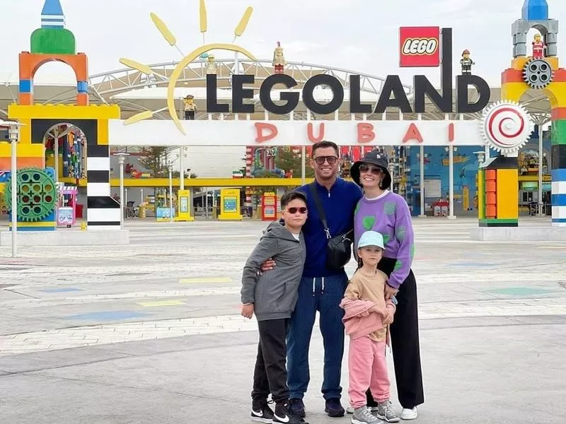 Павел Прилучный и Агата Муцениеце с детьми, январь 2022 года