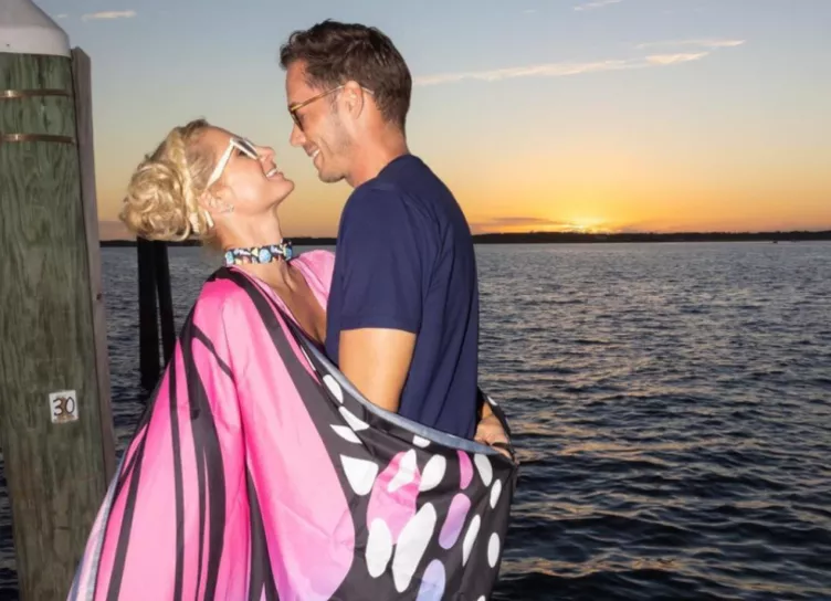 Пэрис Хилтон показала новое фото из отпуска с мужем Картером Реумом