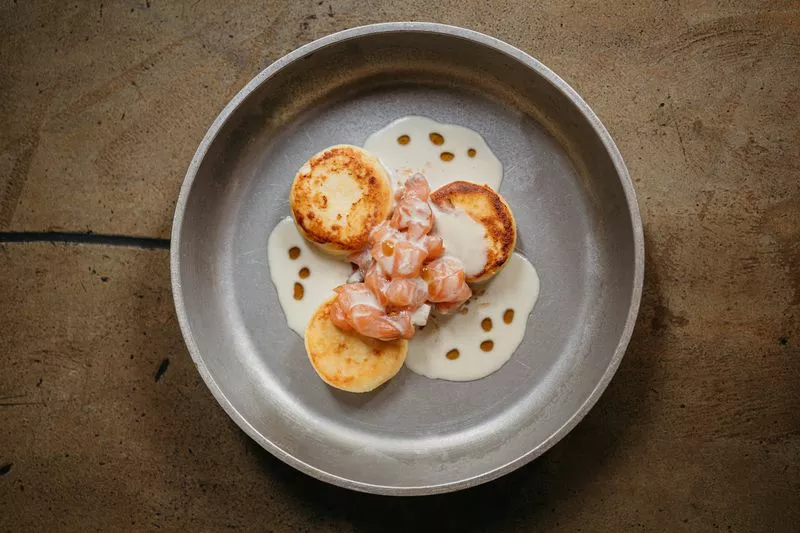Сырники с лососем и соусом из артишоков