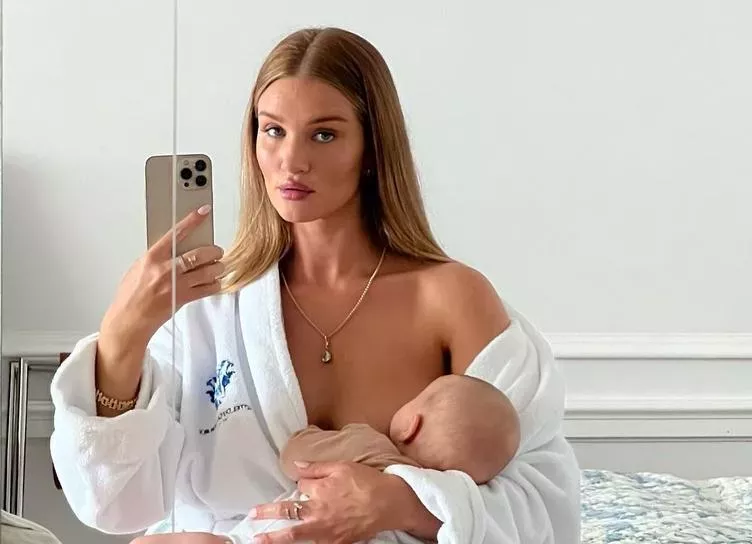 По стопам Эшли Грэм: Рози Хантингтон-Уайтли показала, как кормит дочь грудью