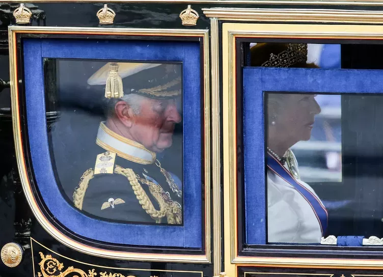 Под венец: все сходства и различия коронации Елизаветы II и ее сына Карла III в фактах и цифрах