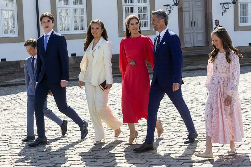 Мэри и Фредерик с детьми