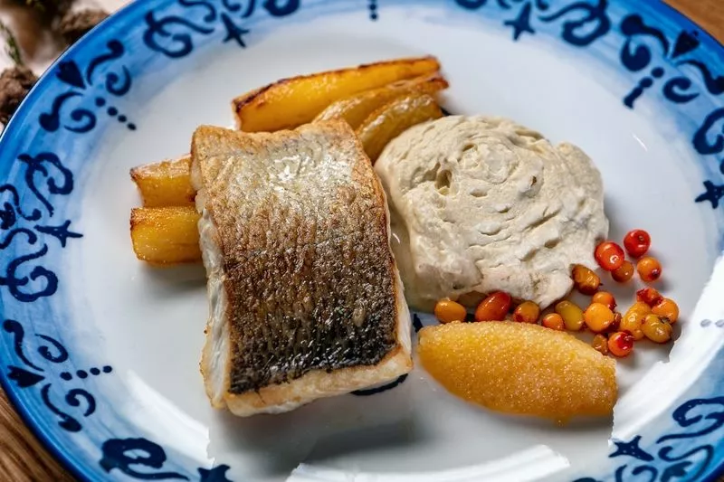 Нельма с пеной из щучьей икры и пастернаком в сете ресторана “Fish Культура”