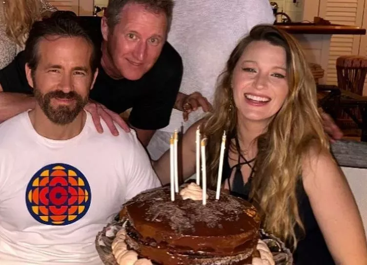 Райан Рейнольдс показал, как отметил 46-летие с беременной Блейк Лайвли, братом и мамой