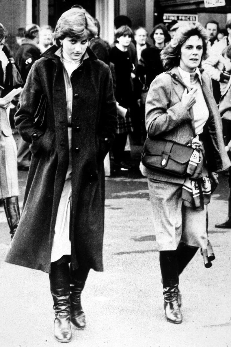В 1980 году Диана и Камилла столкнулись на соревнованиях по верховой езде. Обе пришли болеть за принца Чарльза