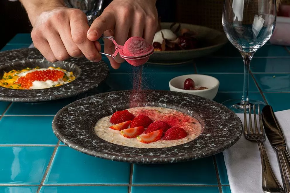 Овсяная каша с клубникой и злаками