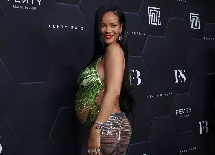 Рианна запускает линию одежды для беременных под своим брендом Savage X Fenty