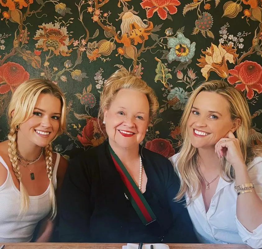 Риз с мамой и дочкой