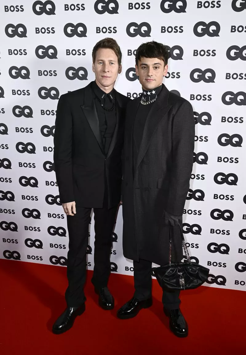 Том Дейли со спутником