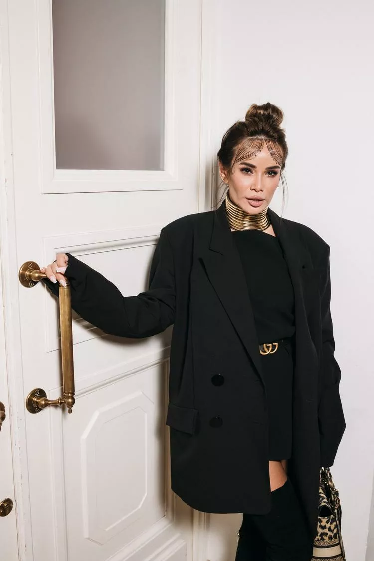 Айза Долматова