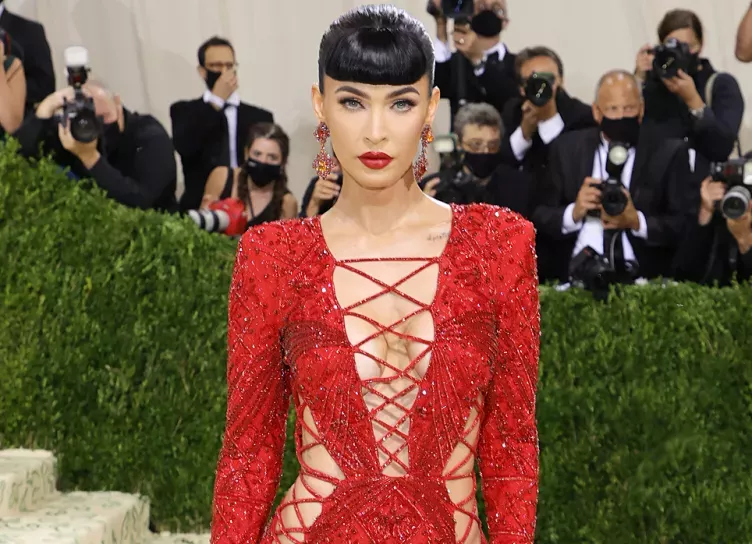 Секс, люкс и рок-н-ролл: 10 самых откровенных и стильных платьев Met Gala 2021