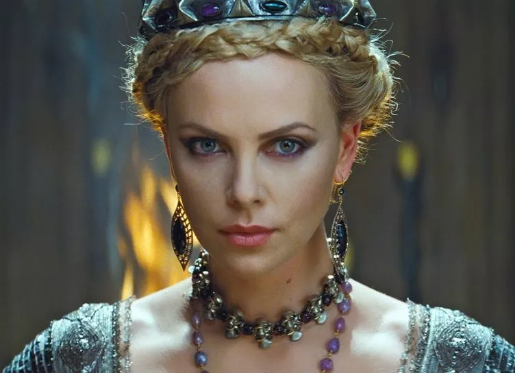 Шарлиз Терон рассказала, что дети думают о ее снимках топлес для рекламы Dior