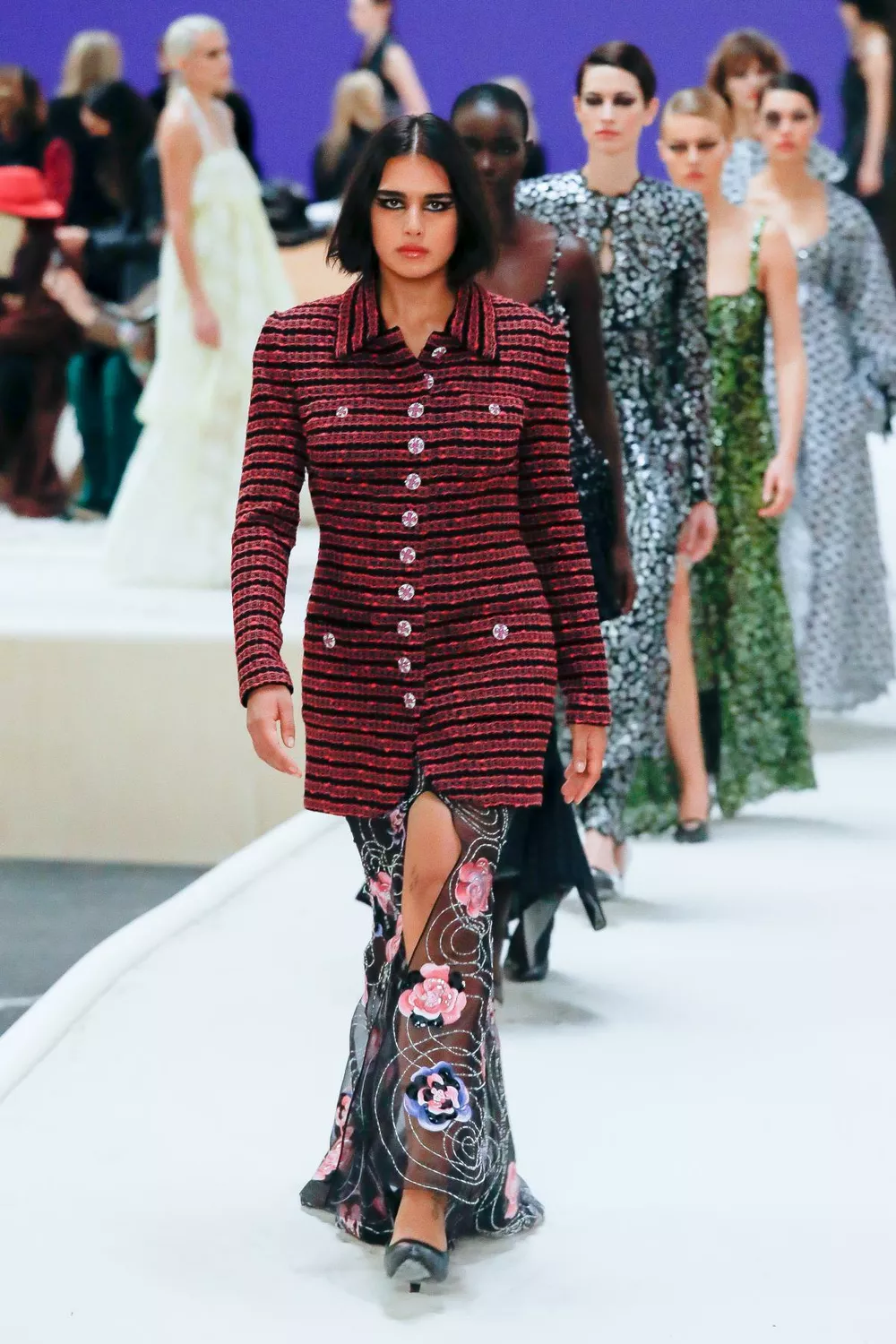 Chanel привлек внимание к показу не столько звездными гостями, сколько нестандартным перформансом на подиуме