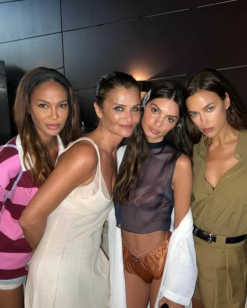 Джоан Смоллс, Хелена Кристенсен, Эмили Ратажковски и Ирина Шейк