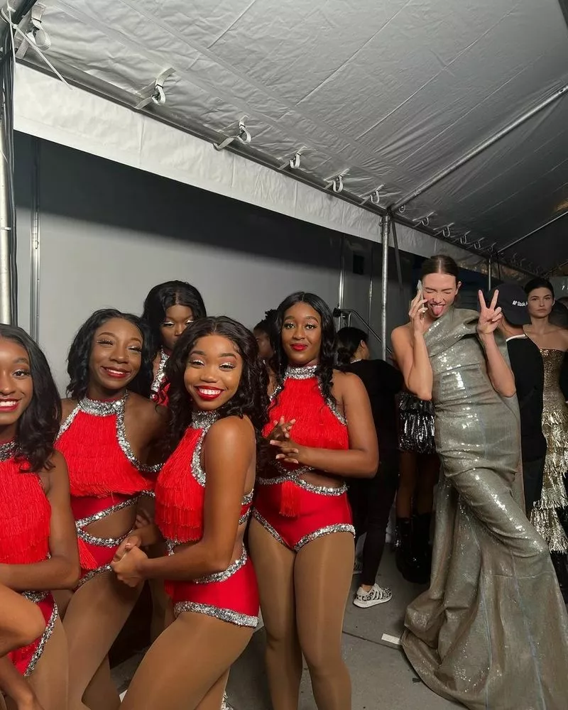 Карли Клосс и Грейс Элизабет (справа)