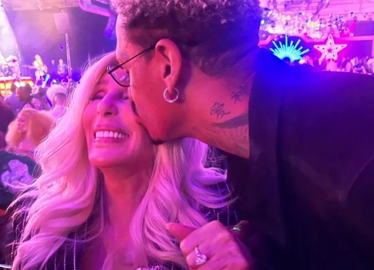 Шер отметила Новый год с бойфрендом на фоне слухов о помолвке 