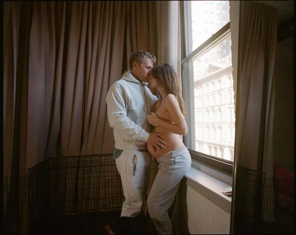 Эмили Ратажковски с мужем Себастьяном Бир-Макклардом 