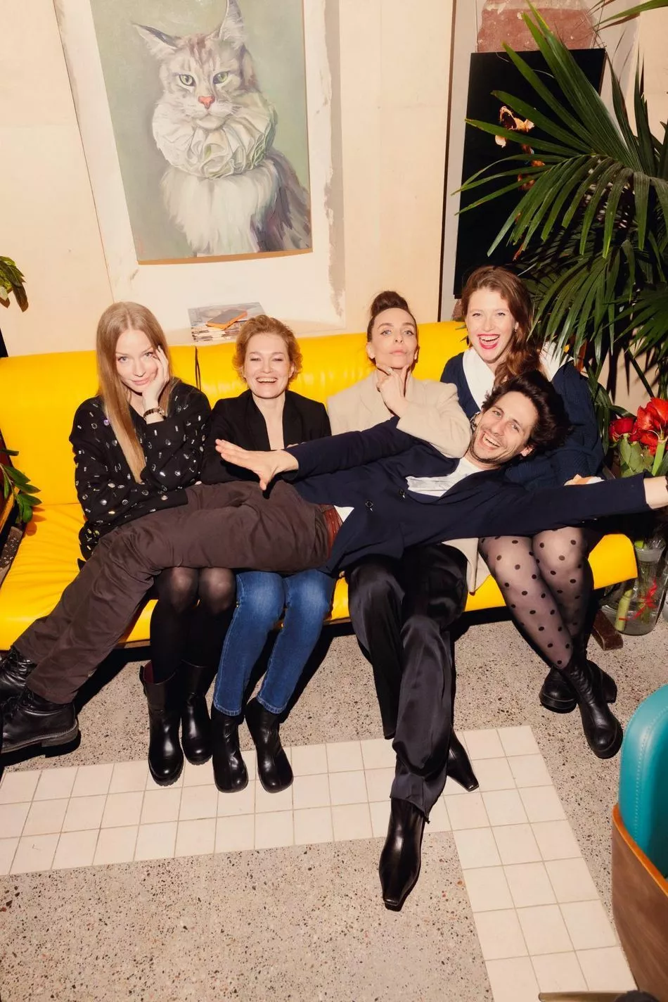 Александр Молочников с актрисами из спектакля: Светланой Ходченковой, Викторией Толстогановой, Екатериной Варнавой и Варварой Шмыковой