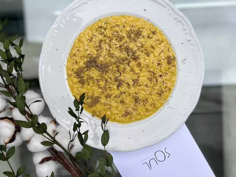 Ризотто миланезе с шафраном, пармезаном и черным трюфелем
