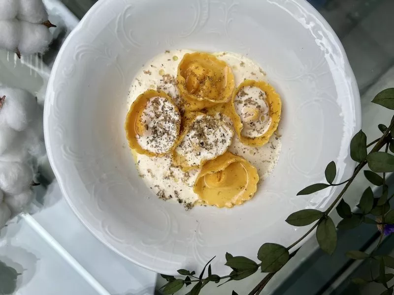Равиоли с начинкой из тыквы и рикотты с муссом из ряженки 