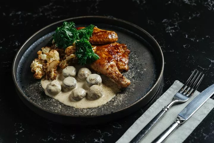 Цыпленок в имбирной глазури с цветной капустой и грибным соусом