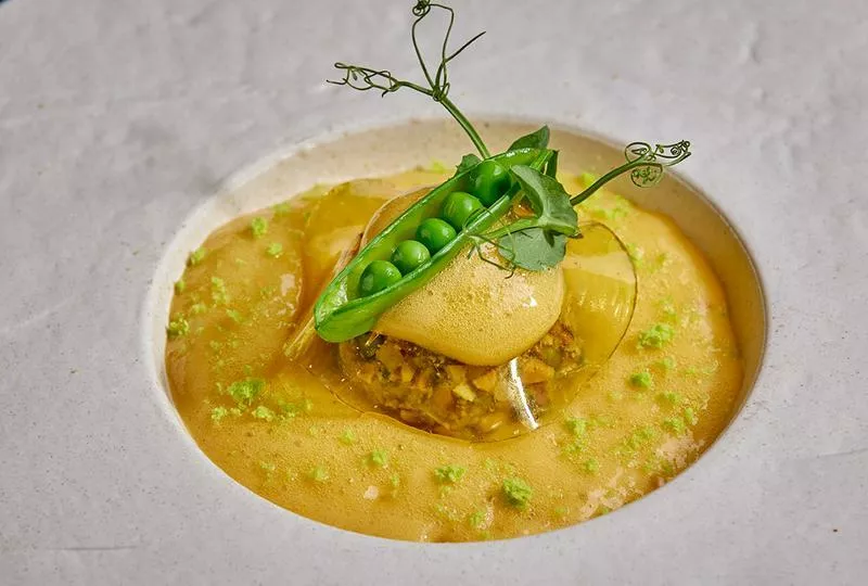 Пломбир из гусиной печени с соусом из морошки и абрикосами
