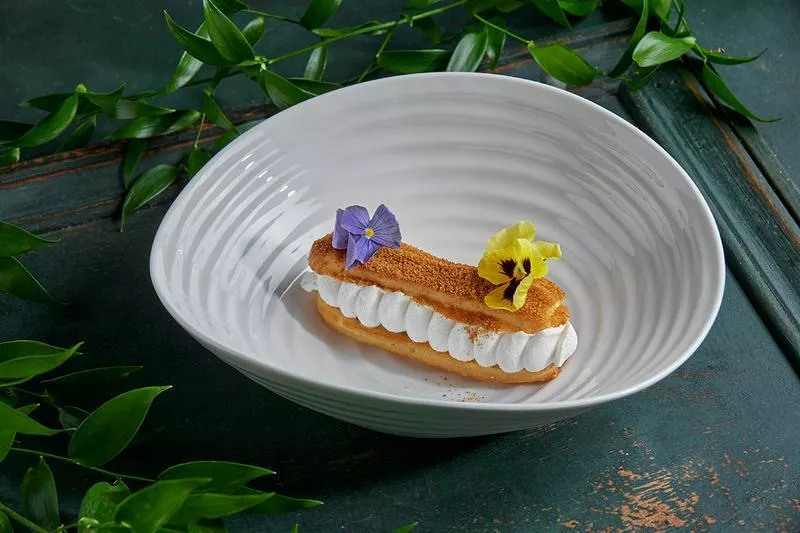 Медовый эклер с зернами кукурузы и дыней