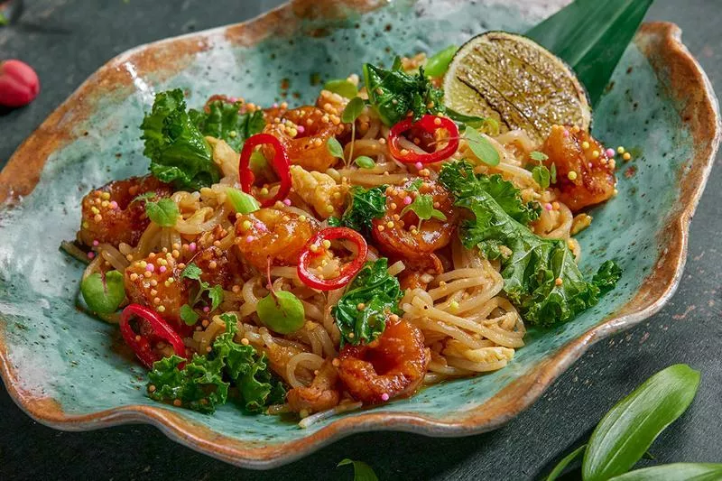 Удон с соусом пад-тай, кальмарами и молодым кейлом