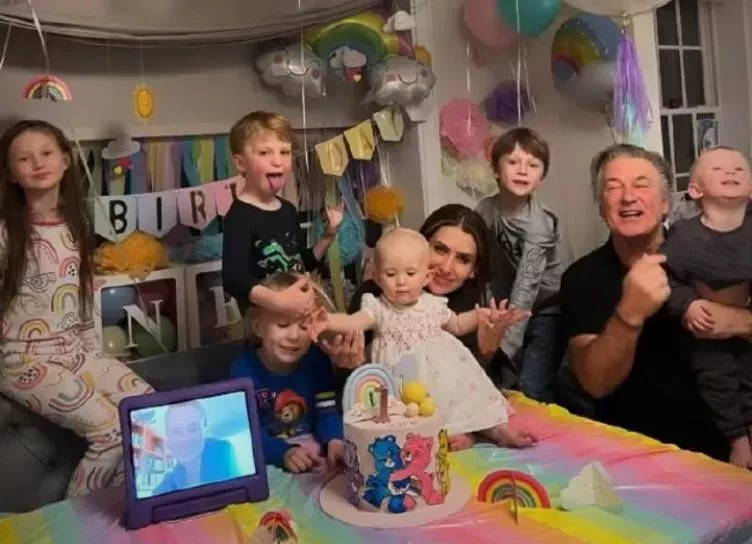 В цвете радуги: Алек и Хилария Болдуин отметили первый день рождения дочери