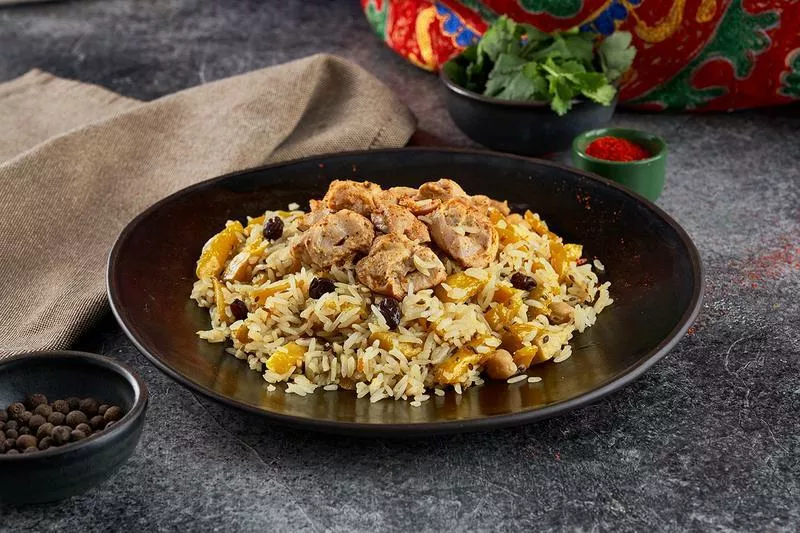 Плов с курицей, желтой узбекской морковью, нутом и изюмом