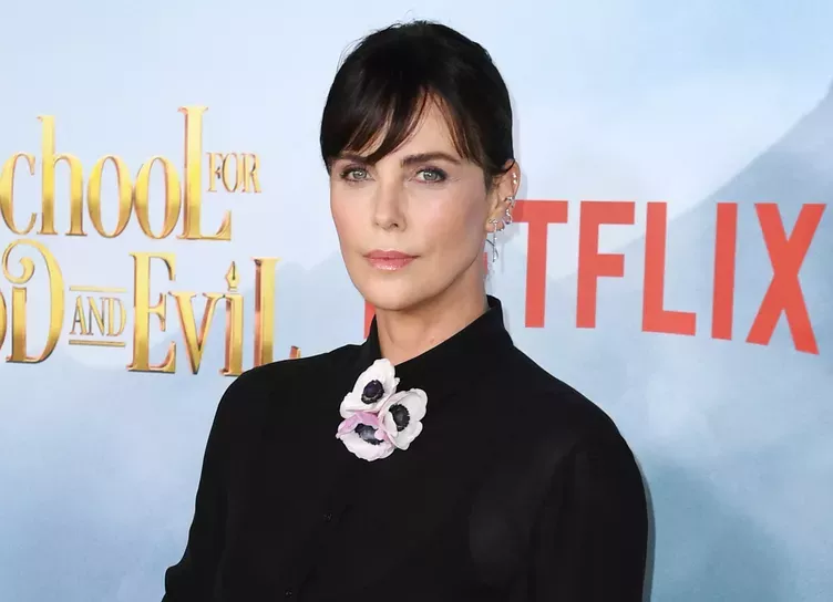 Все еще брюнетка Шарлиз Терон в дерзком образе на премьере в Лос-Анджелесе