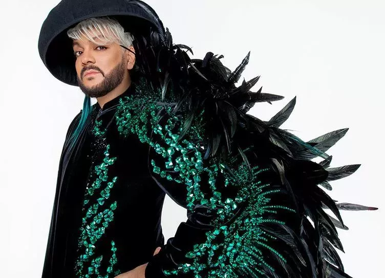 Выставка костюмов короля российской эстрады и десерт Золотится роза чайная...