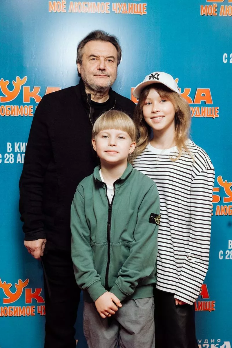 Алексей Учитель с дочерьми