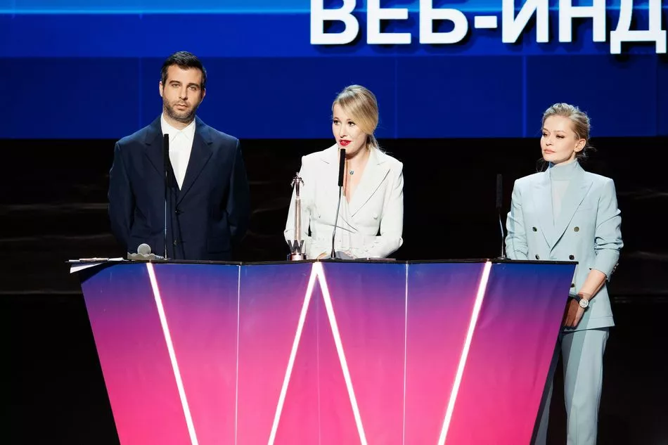 Иван Ургант, Ксения Собчак и Юлия Пересильд 