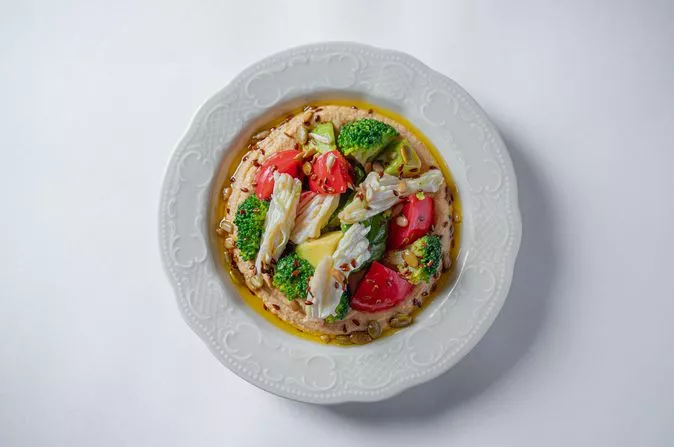 Хумус с крабом и овощами